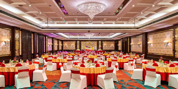 An Image of Table Setting o A Luxury Wedding Banquet Hall